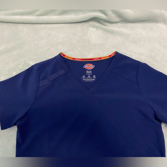 Dickies Small navy blue scrub top in excellent condition - Picture 2 of 3